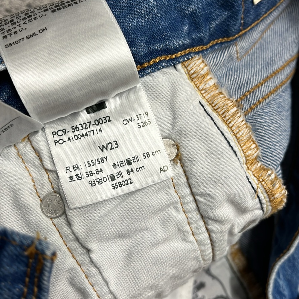 Levi’s 501 Jean Shorts - Picture 6 of 6